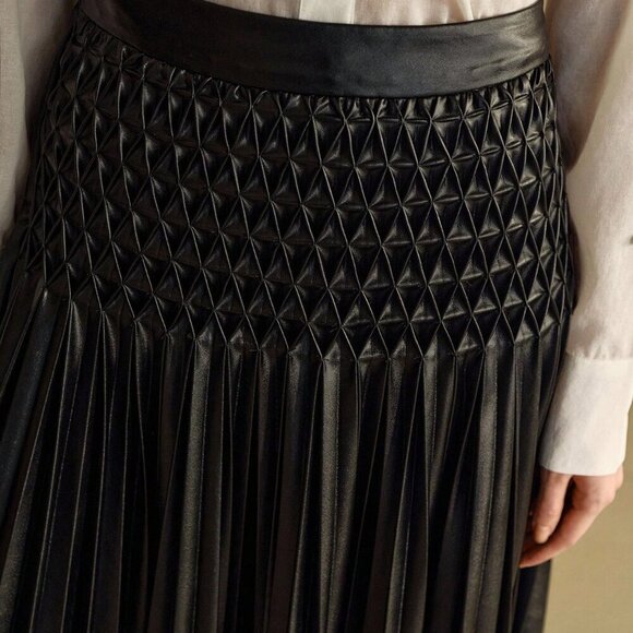 Black Elegant Women's Textured faux leather Pleated Skirt - Picture 4 of 7